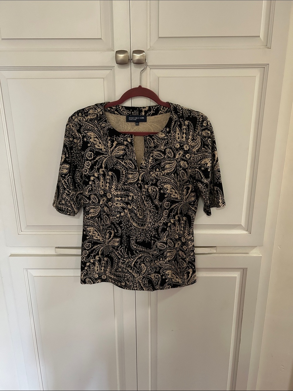 Jones New York Black and Cream Paisley Short Sleeve Top
